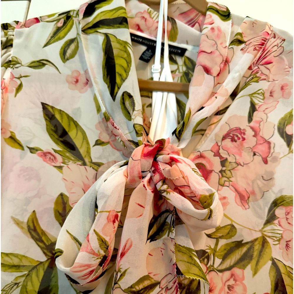 White House Black Market - Floral Blouse Size Large - Absolutely Beautiful!